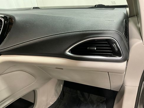 Used 2022 Chrysler Pacifica Limited image 15