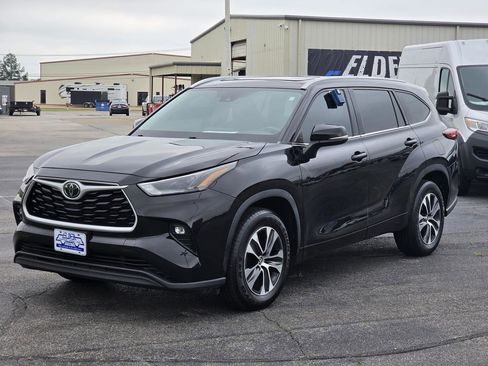Used 2022 Toyota Highlander XLE FWD image 3