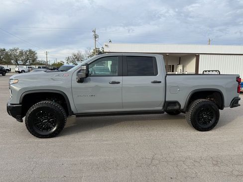 Used 2025 Chevrolet Silverado 2500 ZR2 w/ Technology Package image 3