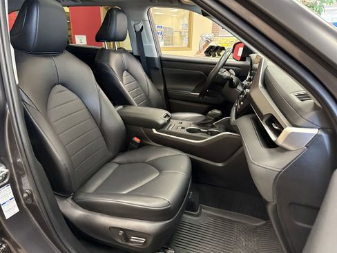 Used 2022 Toyota Highlander XLE image 19