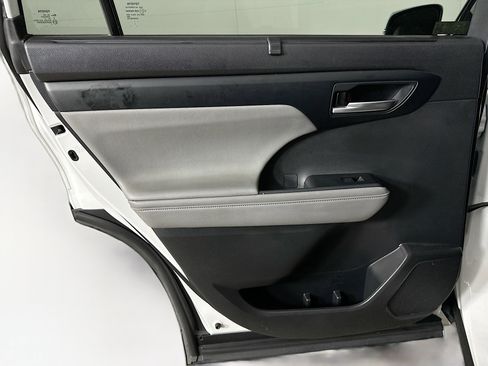 Used 2023 Toyota Highlander XLE image 26