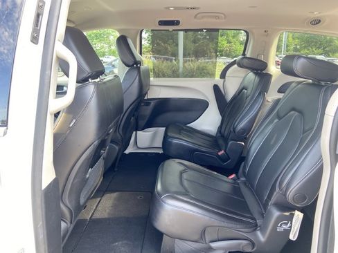 Used 2023 Chrysler Pacifica Touring-L FWD image 45