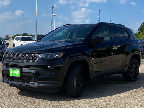 Used 2023 Jeep Compass Latitude w/ Sun and Sound Group AWD/4WD image 7