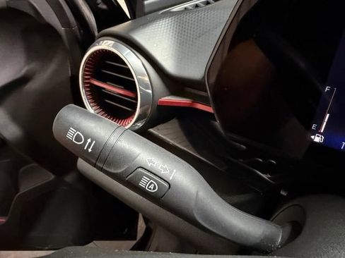 Used 2024 Chevrolet Trax RS FWD image 32