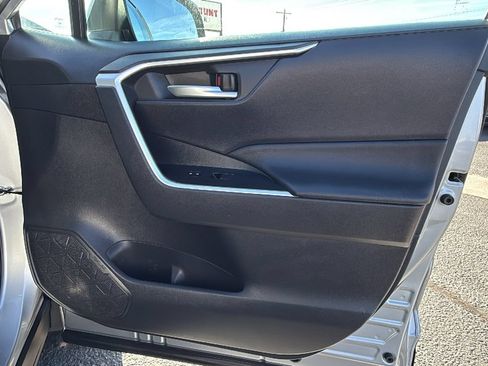 Used 2021 Toyota RAV4 XLE AWD/4WD image 17