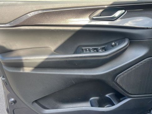 Used 2023 Jeep Grand Cherokee Altitude image 11