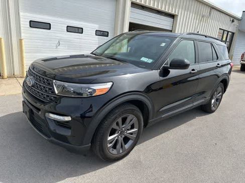 Used 2022 Ford Explorer XLT w/ Equipment Group 202A AWD/4WD image 2