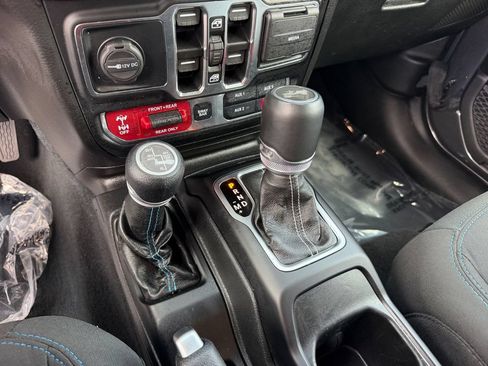 Used 2022 Jeep Wrangler Unlimited Rubicon 4xe w/ Cold Weather Group AWD/4WD image 25