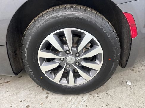 Used 2020 Chrysler Pacifica Touring-L FWD image 29