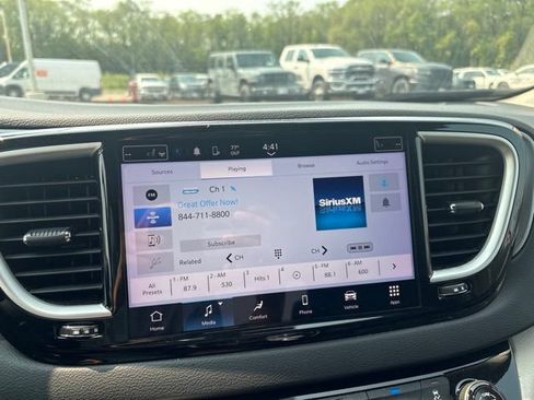 Used 2023 Chrysler Pacifica Touring-L FWD image 17