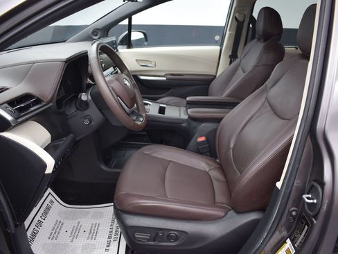 Used 2024 Toyota Sienna Platinum AWD/4WD image 18
