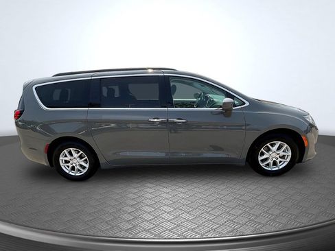 Used 2020 Chrysler Pacifica Touring w/ Cold Weather Group FWD image 4