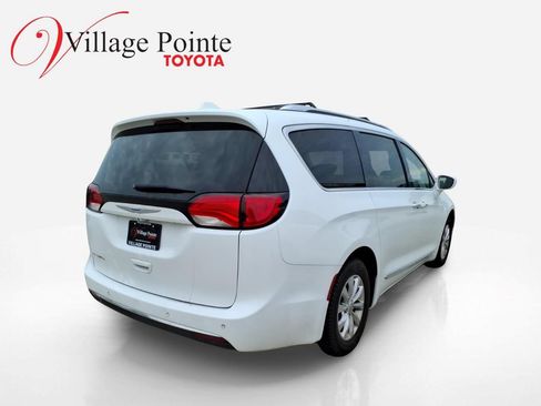 Used 2018 Chrysler Pacifica Touring-L FWD image 4