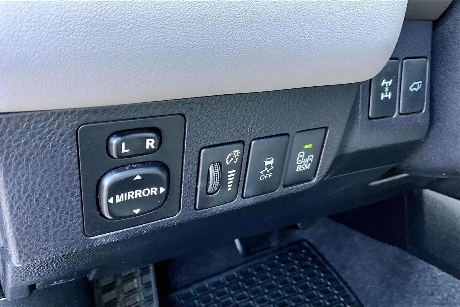 Used 2015 Toyota RAV4 Limited w/ Technology Package AWD/4WD image 33