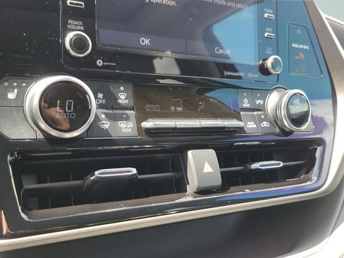 Used 2022 Toyota Highlander XLE FWD image 21