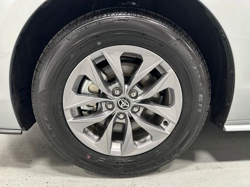 Used 2025 Toyota Sienna LE image 65