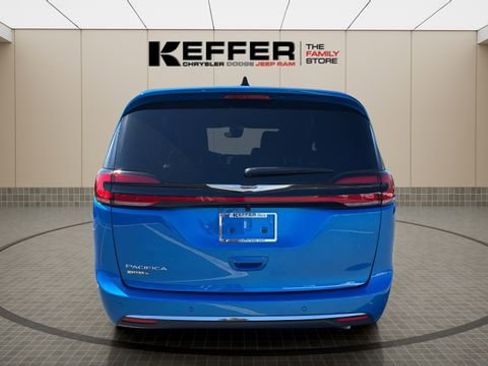 New 2026 Chrysler Pacifica Select image 4