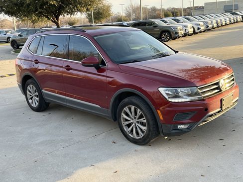 Used 2018 Volkswagen Tiguan SE w/ Panoramic Sunroof Package image 2