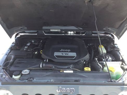 Used 2014 Jeep Wrangler Unlimited Sahara w/ Connectivity Group AWD/4WD image 9