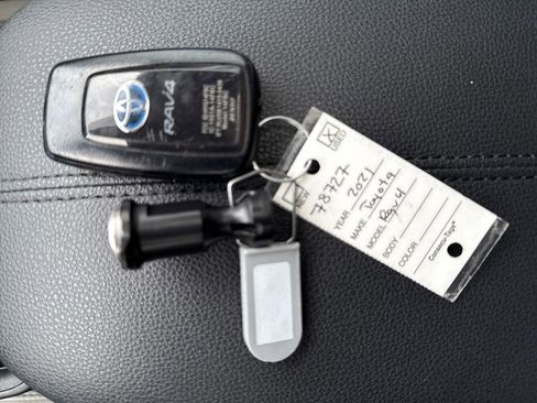 Used 2021 Toyota RAV4 XLE Premium image 27