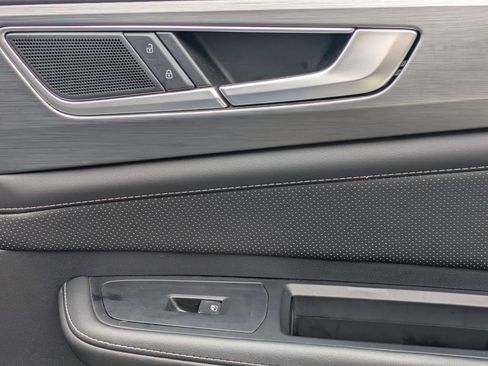 Used 2025 Volkswagen Atlas Cross Sport SE image 32