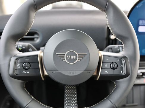 Used 2025 MINI Cooper 2-Door Hardtop image 34