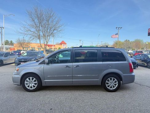 Used 2016 Chrysler Town & Country Touring FWD image 7