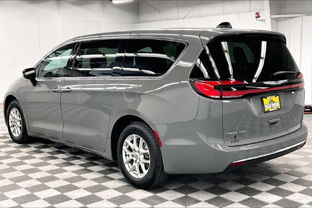Used 2025 Chrysler Pacifica Select FWD image 2