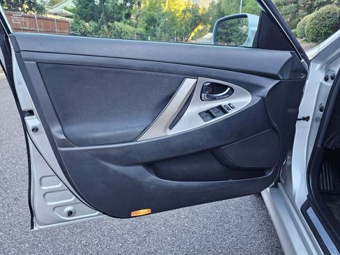 Used 2011 Toyota Camry SE image 17