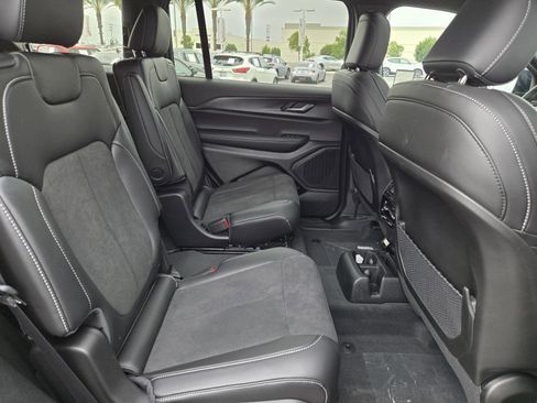 New 2025 Jeep Grand Cherokee L Altitude image 32