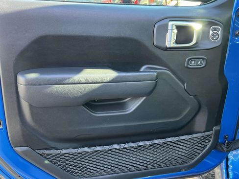 Used 2023 Jeep Wrangler Unlimited w/ Sun & Screen Package image 27