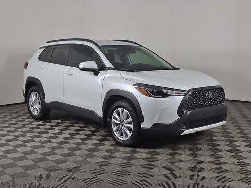 Used 2024 Toyota Corolla Cross LE image 2