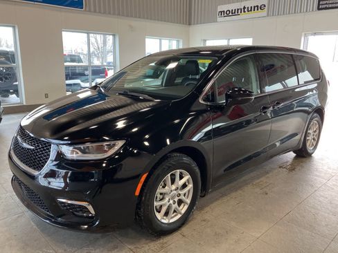 Used 2024 Chrysler Pacifica Touring-L image 1