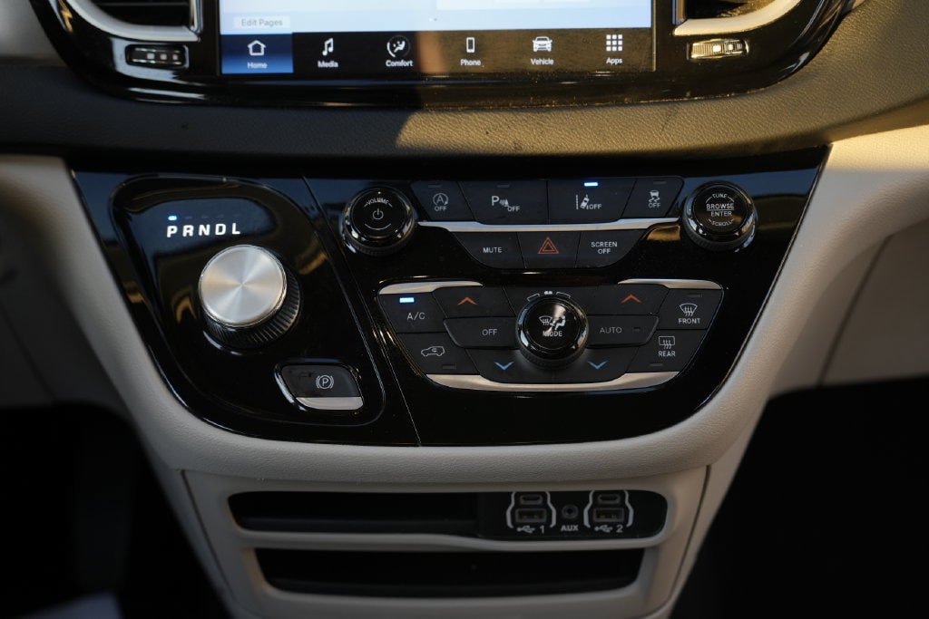 Used 2023 Chrysler Pacifica Touring-L FWD image 34