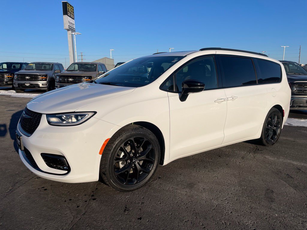 Used 2025 Chrysler Pacifica Limited FWD image 6