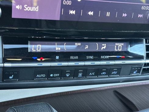 Used 2023 Toyota Sienna XLE FWD image 19