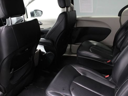 Used 2023 Chrysler Pacifica Touring-L FWD image 21