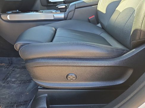 Used 2022 Mercedes-Benz GLB 250 w/ Premium Package Lite image 23