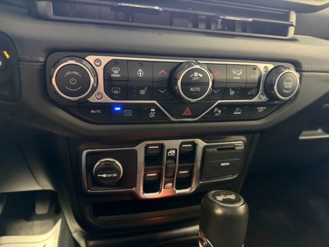 Used 2024 Jeep Wrangler Unlimited Sahara w/ Technology Group AWD/4WD image 19