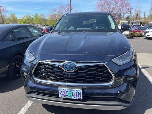 Used 2021 Toyota Highlander Platinum image 2