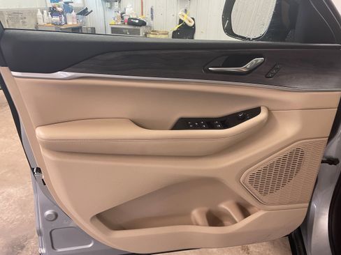 Used 2024 Jeep Grand Cherokee Limited image 10