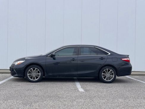 Used 2015 Toyota Camry SE image 2