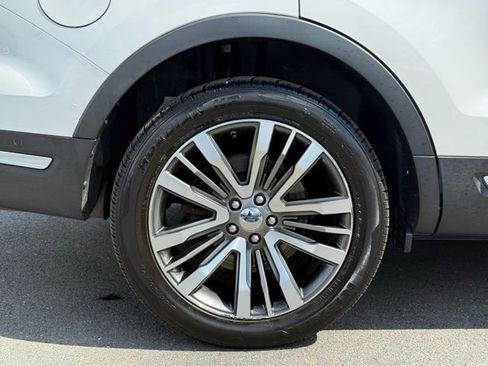 Used 2018 Ford Explorer Platinum image 18