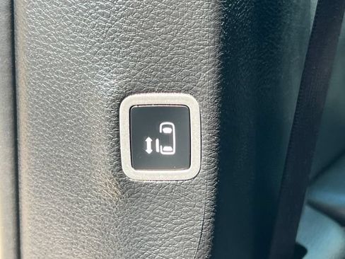 Used 2025 Chrysler Pacifica Select FWD image 36