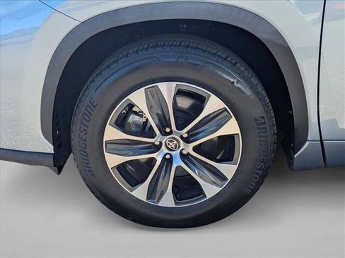 Used 2023 Toyota Highlander XLE image 22