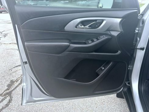 Used 2021 Chevrolet Traverse LT image 9