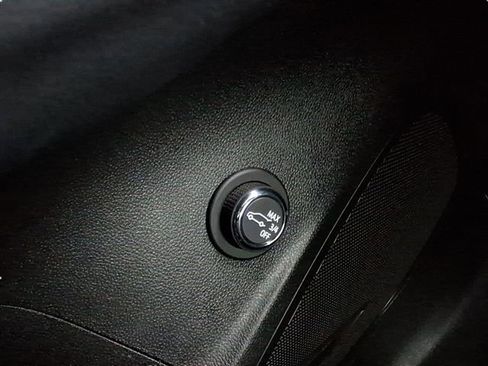 Used 2023 Buick Envision Essence image 17