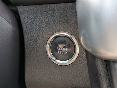 Used 2019 Toyota Highlander SE image 32