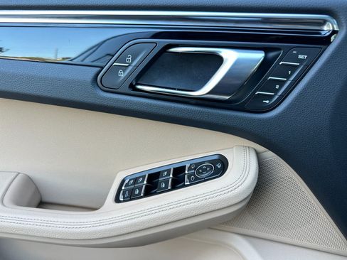 Certified 2025 Porsche Macan AWD/4WD image 12