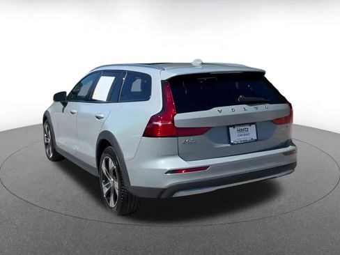 Used 2025 Volvo V60 B5 Cross Country Plus image 11